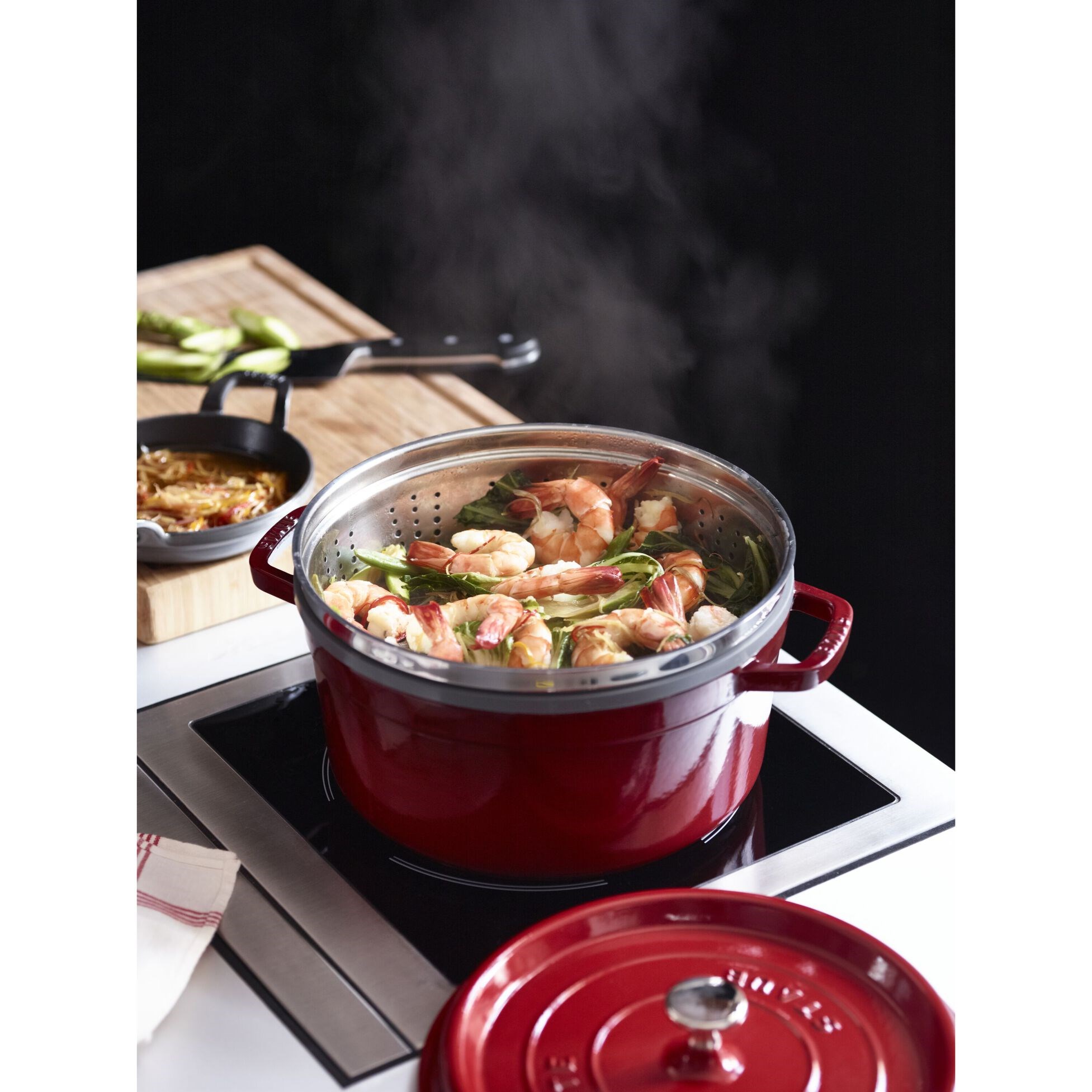 Hrnec STAUB  kulatý 26 cm červený s pařákem 5,2l_0