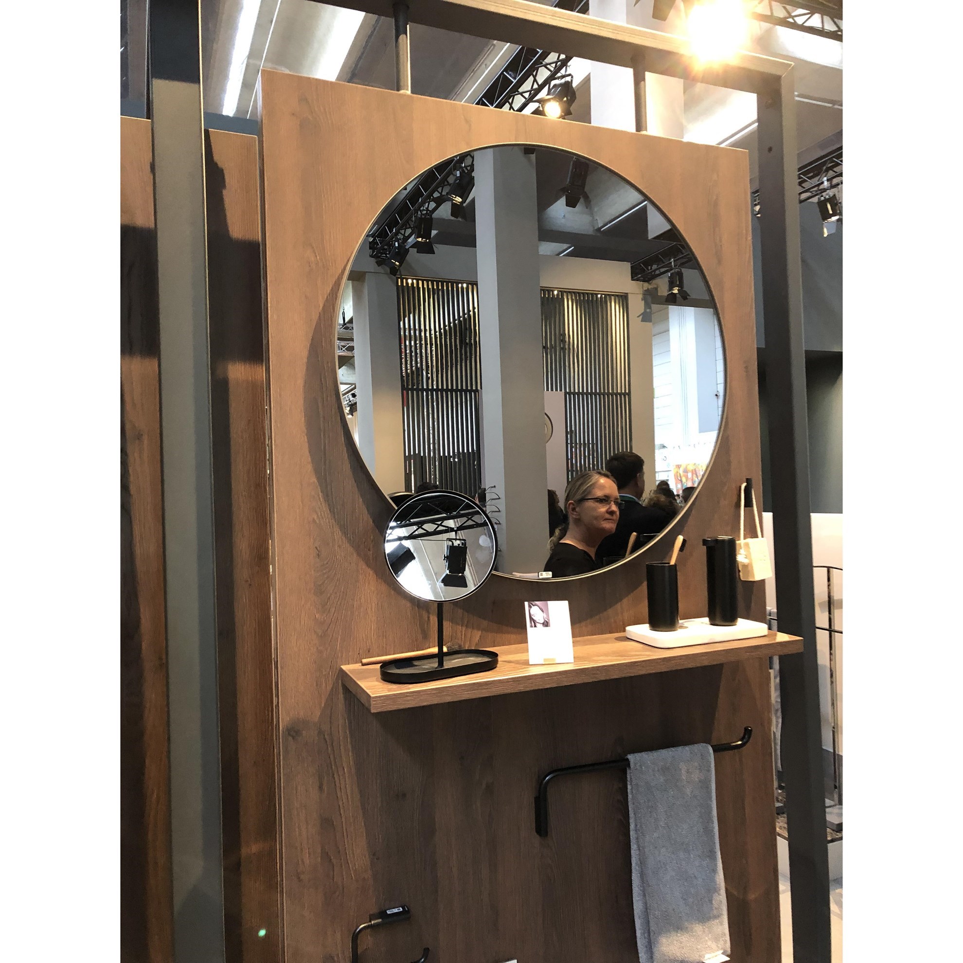 Kulaté závěsné zrcadlo RIM 80 cm nomad_0