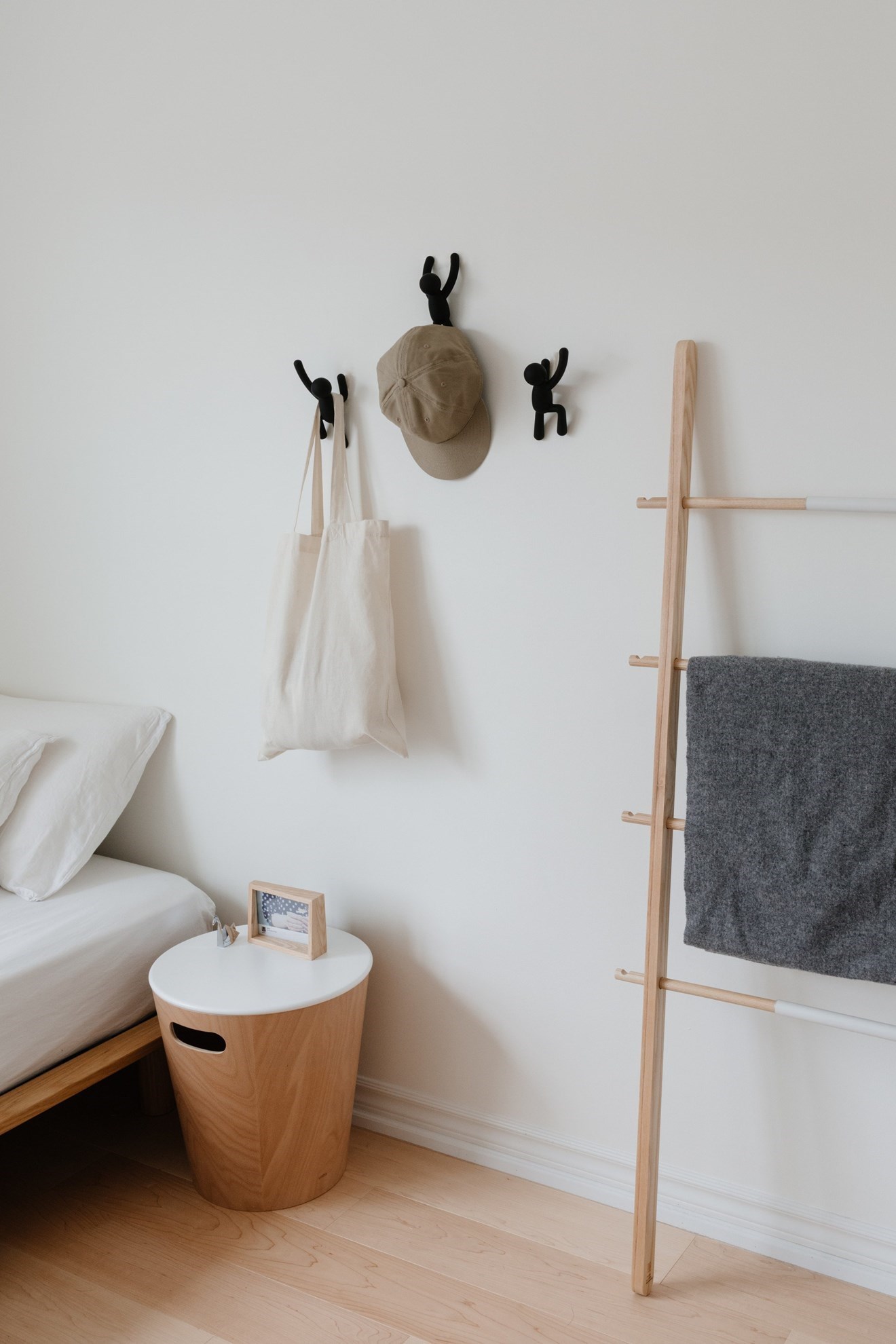 Obrázek z Žebřík, věšák HUB - nastavitelná šíře - bílá, přírodní 