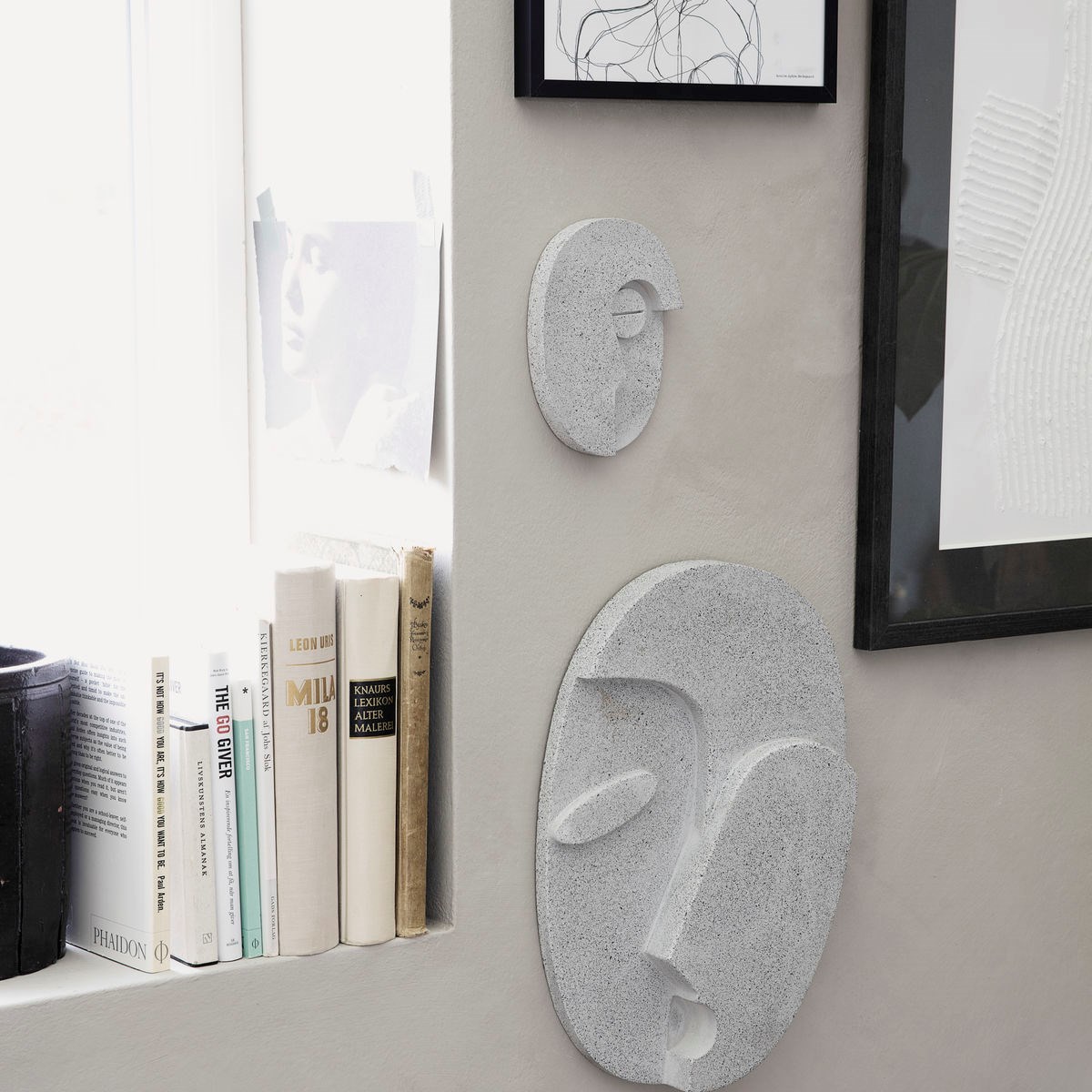 Nástěnná dekorace FACE šedá 32 cm_1