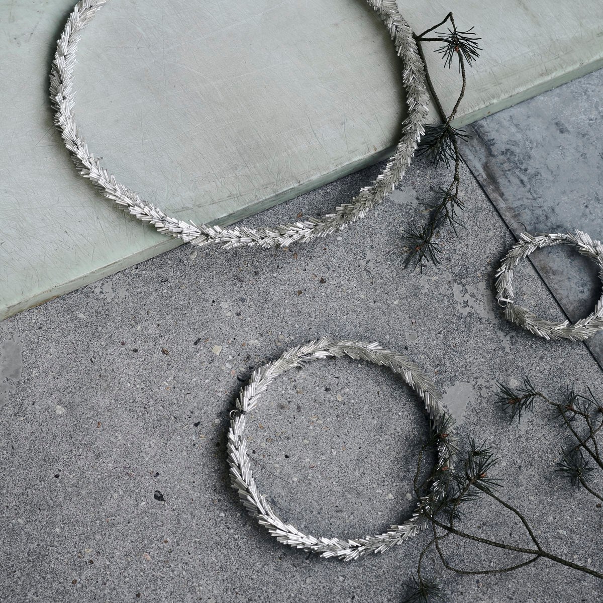 Věnec ze skleněných korálků CIRCLE P.20 cm stříbrný_3