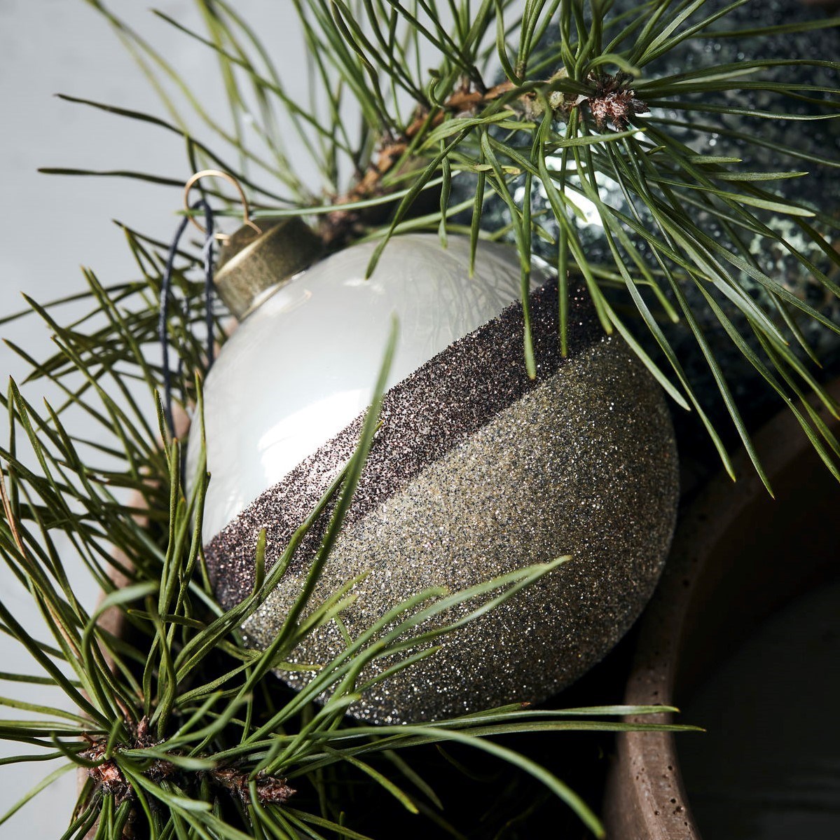 Obrázek z Vánoční ozdoba STRIPE Send 8 cm koule se třpytem 