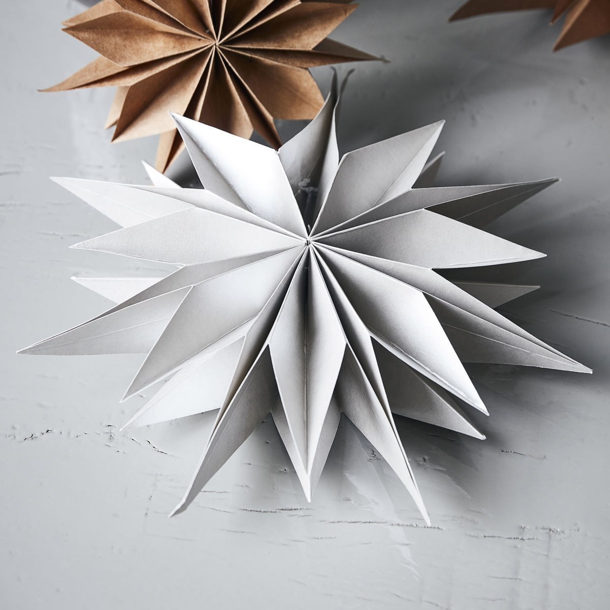 Obrázek z Papírová 12cípá hvězda CAPELLA 30 cm přírodní hnědá 