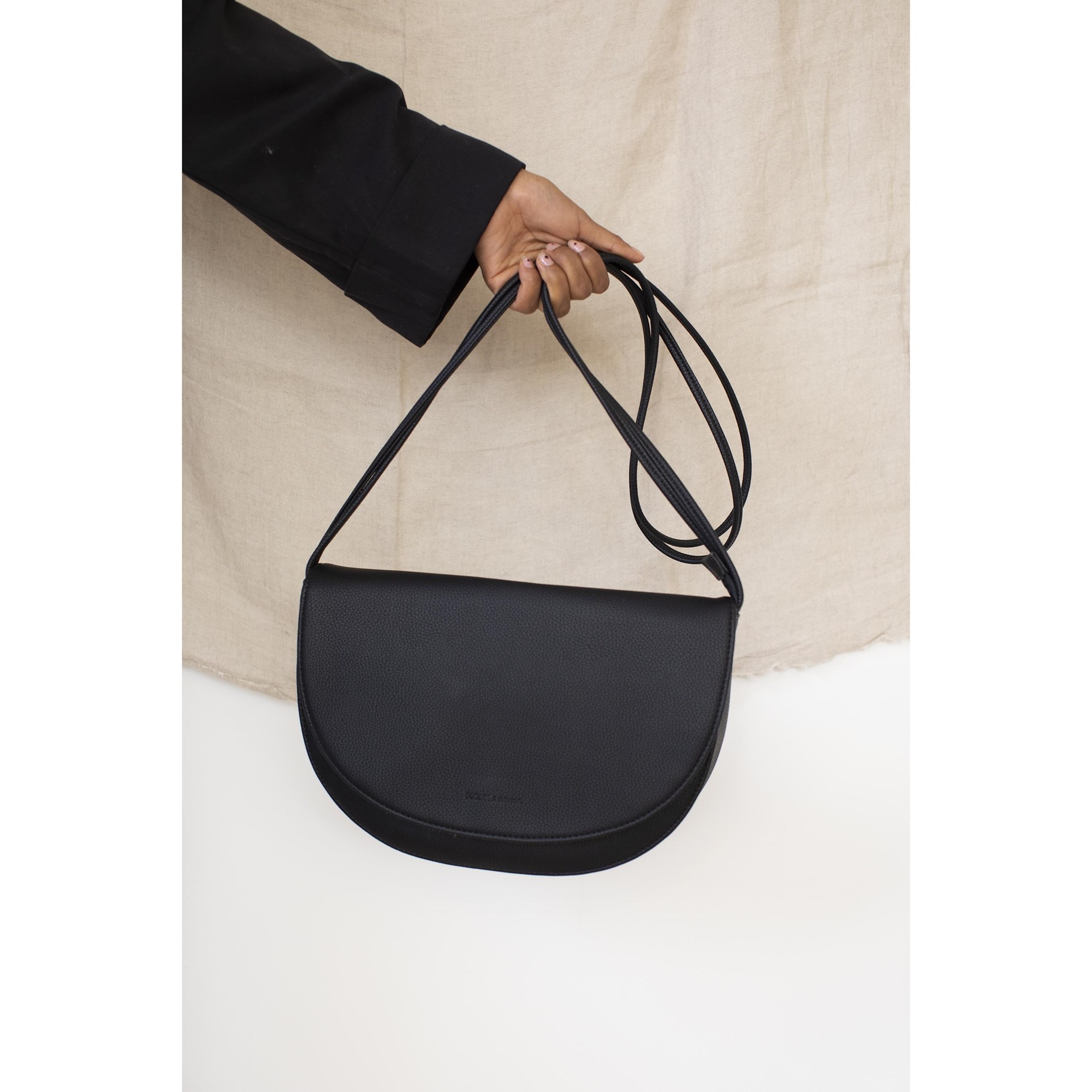 Kabelka SOMA half moon Monk & Anna oblázková PU kůže černá_1