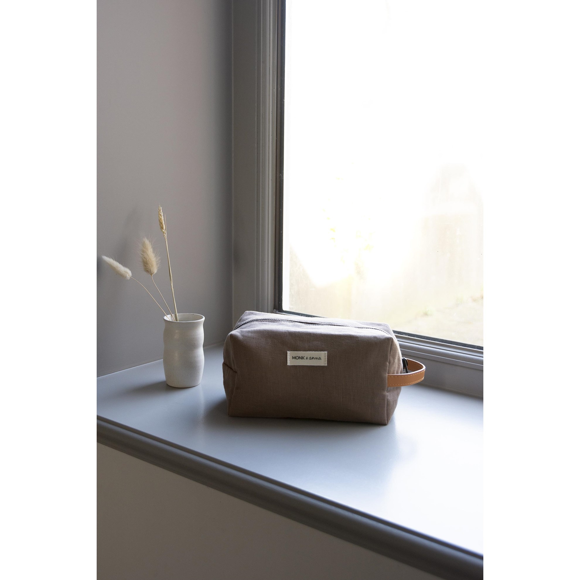 Lněná toaletní taška Monk & Anna hnědá_1