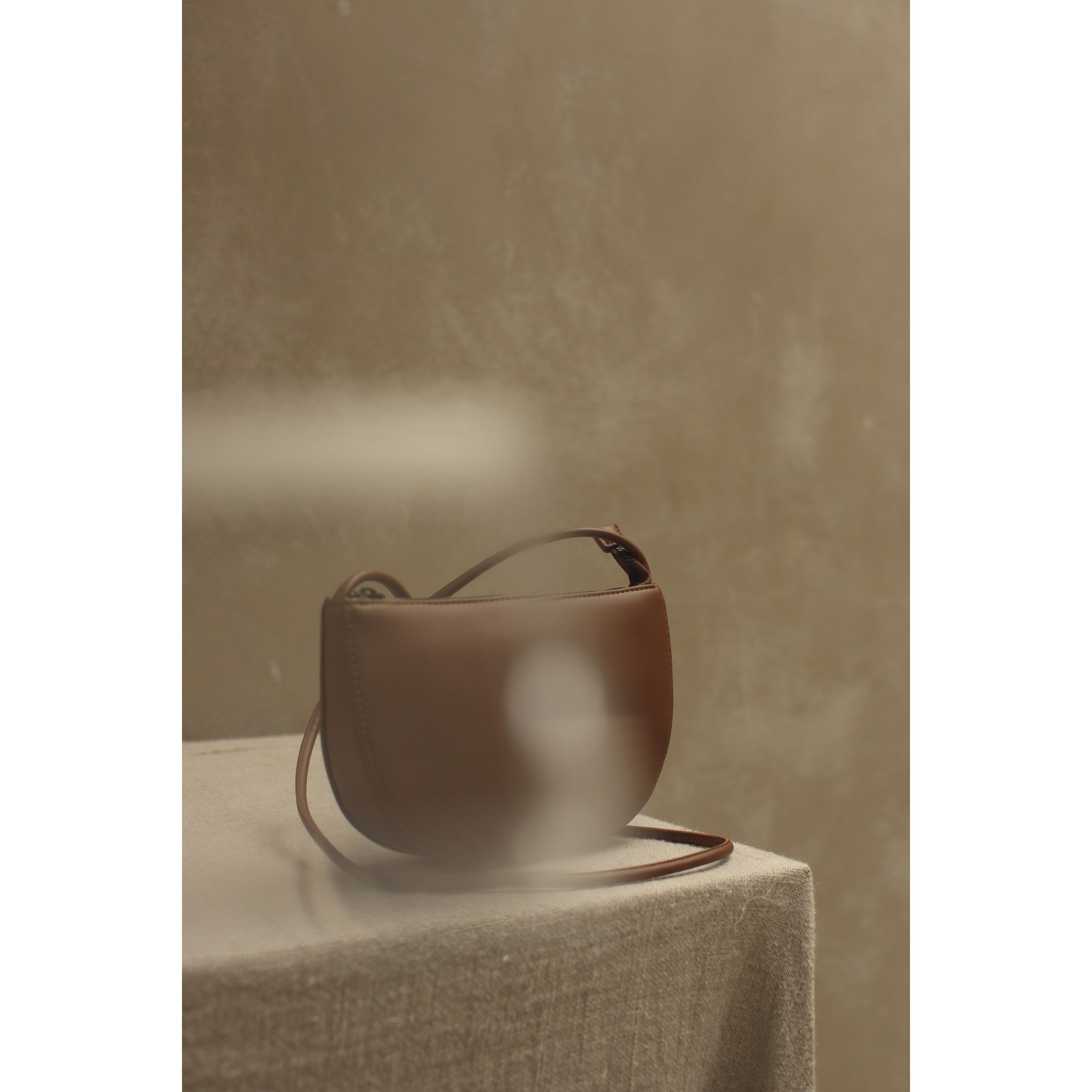 Kabelka FAROU half moon Monk & Anna hnědá_0