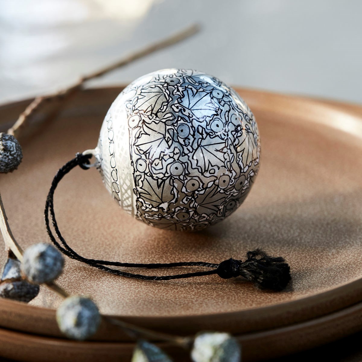 Vánoční ozdoba ORNAMENT 5cm stříbrná_1