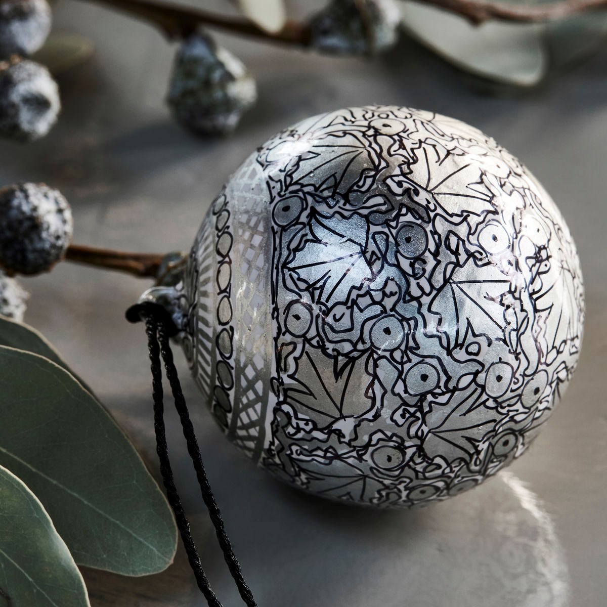 Vánoční ozdoba ORNAMENT 5cm stříbrná_2