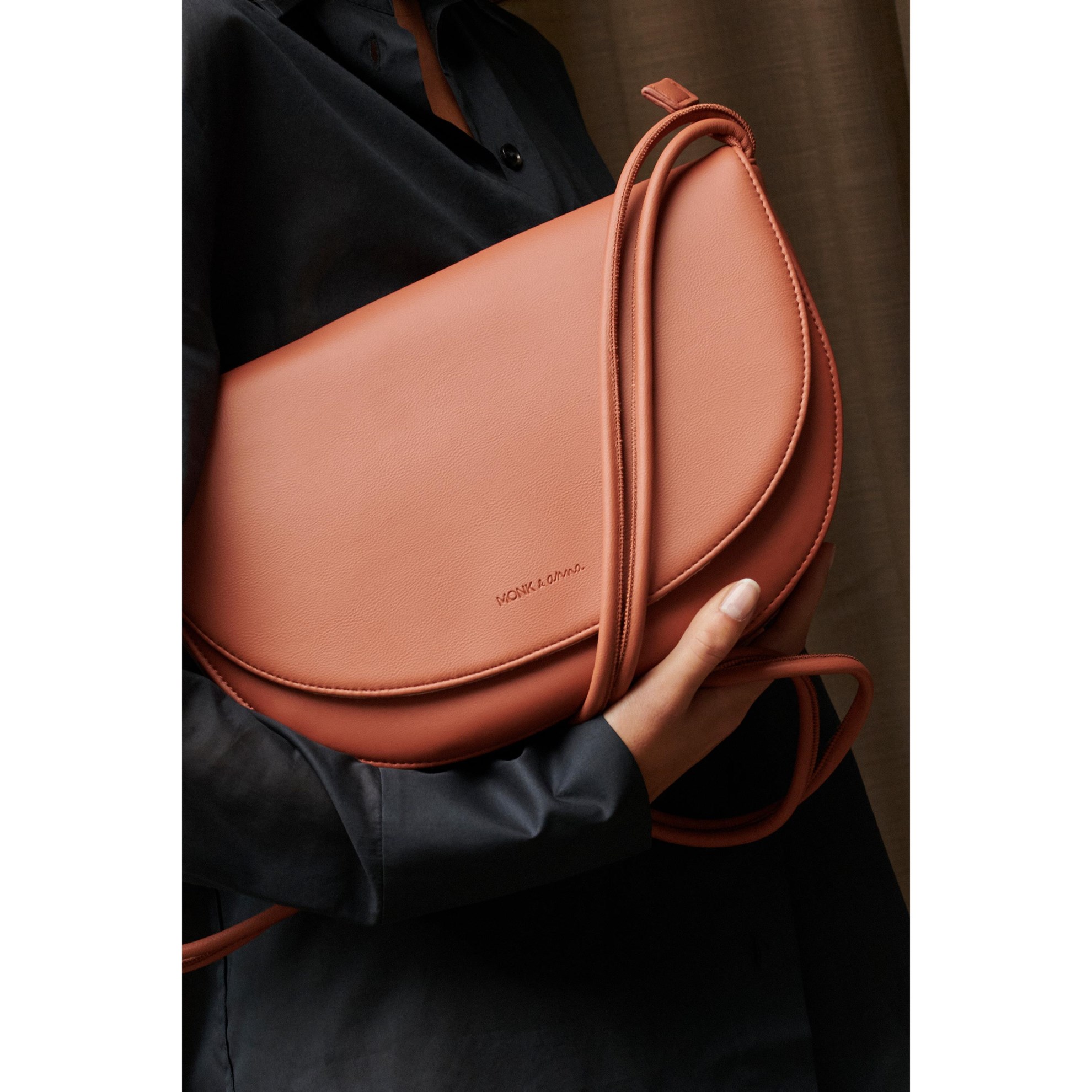 Kabelka SOMA půlměsíc Monk & Anna červenohnědá_5