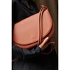 Kabelka SOMA půlměsíc Monk & Anna červenohnědá_5