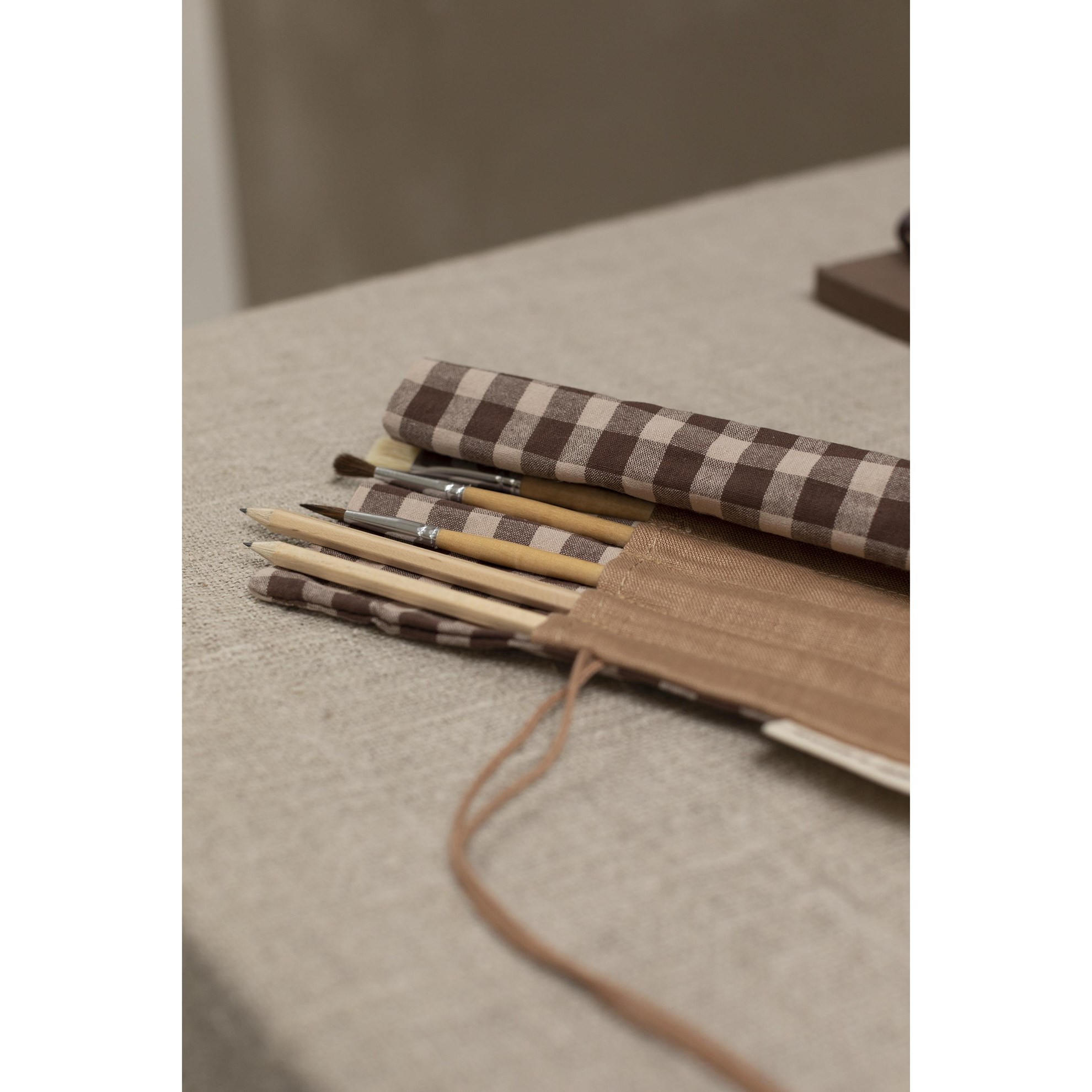 Monk & Anna roll pencil case // check brown_1