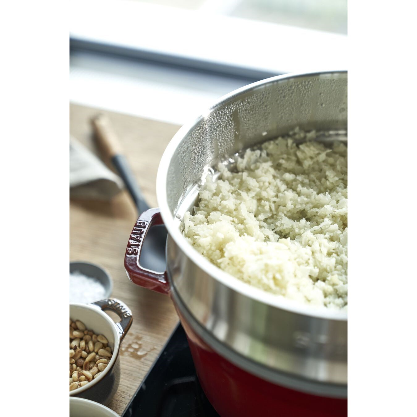 Hrnec STAUB  kulatý 26 cm červený s pařákem 5,2l_1