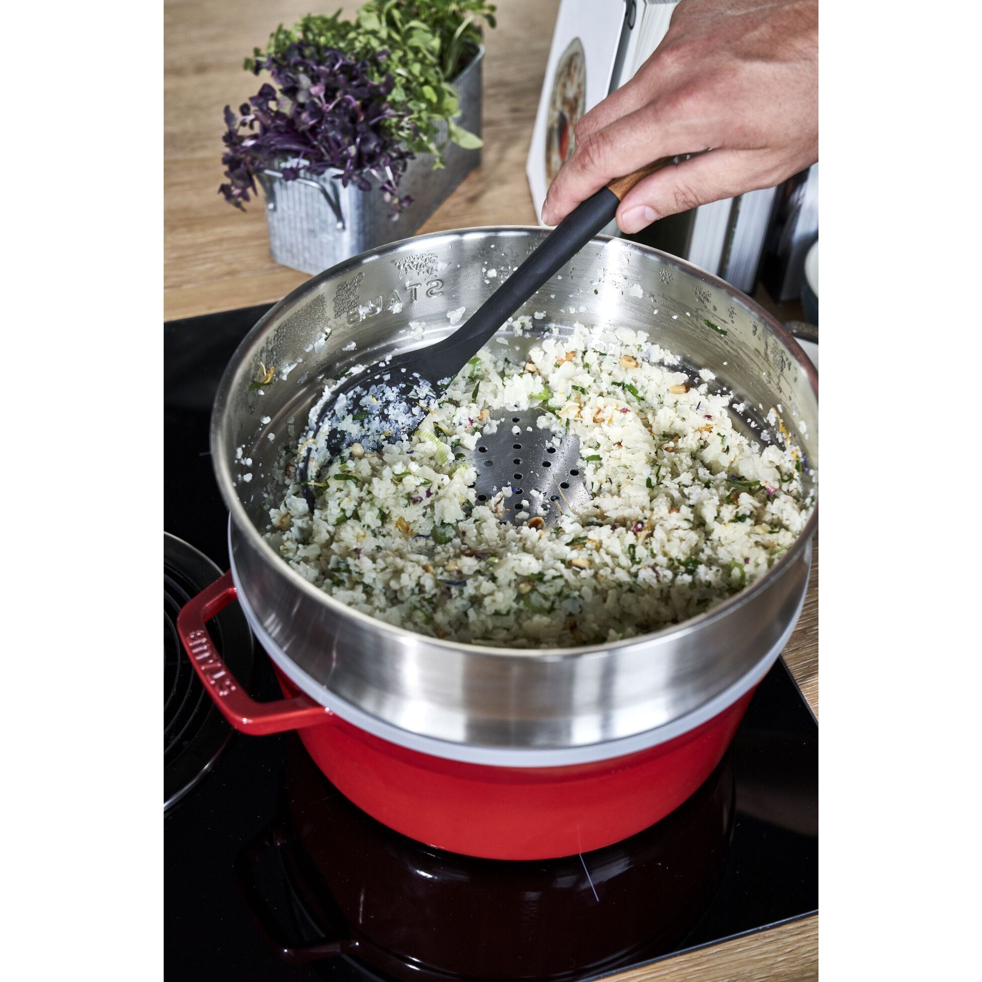 Hrnec STAUB  kulatý 26 cm červený s pařákem 5,2l_1