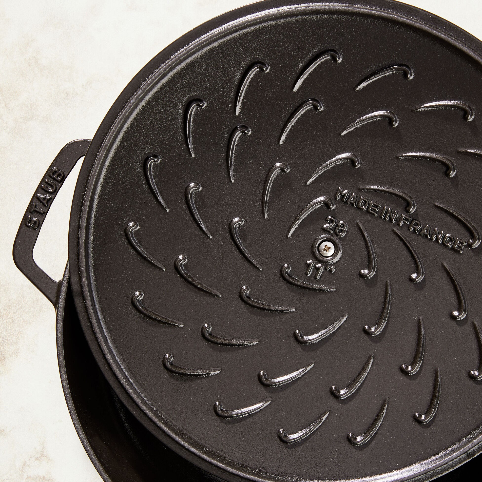 Kastrol STAUB se samopodlévací poklicí 28 cm černý 3,7l_0