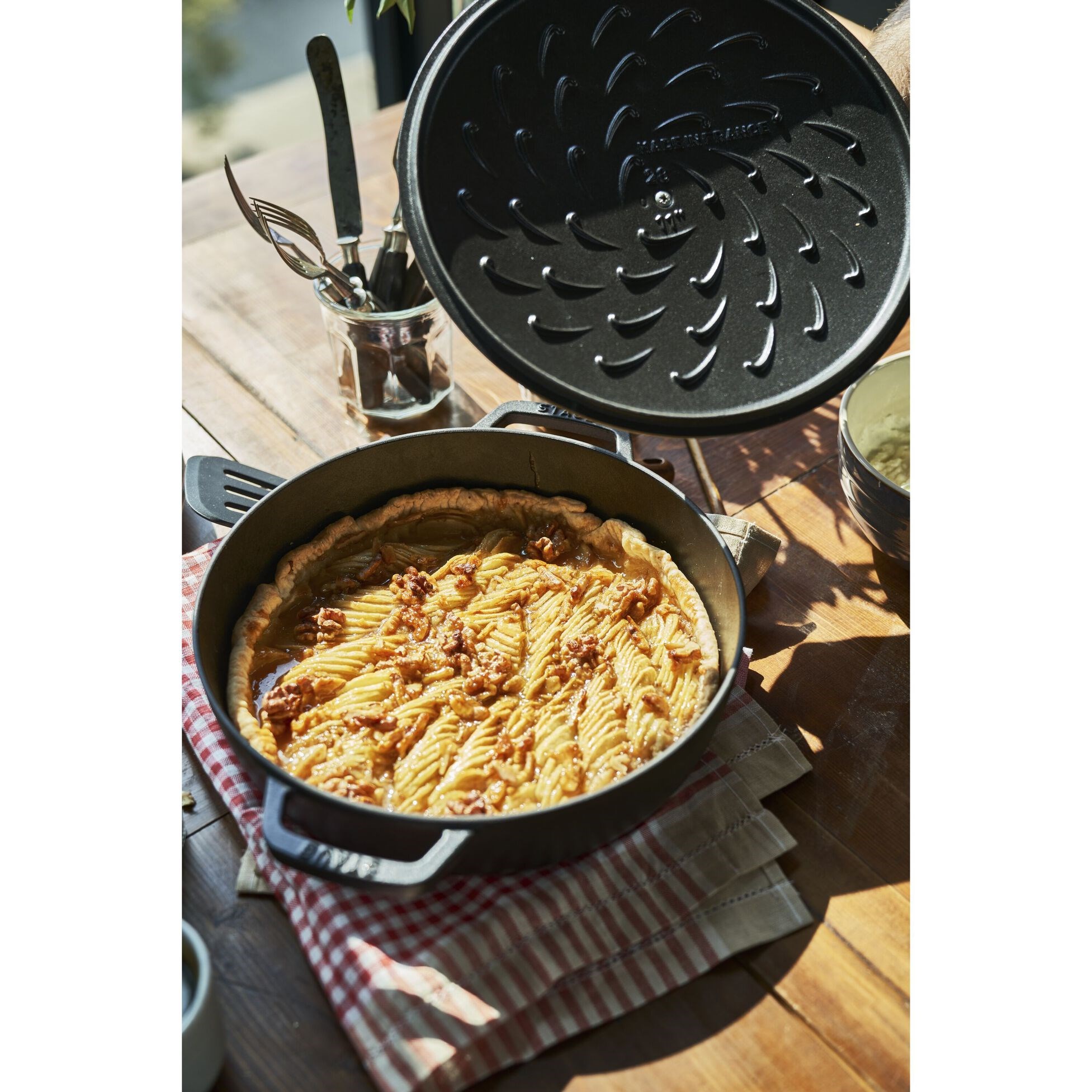 Kastrol STAUB se samopodlévací poklicí 28 cm černý 3,7l_4