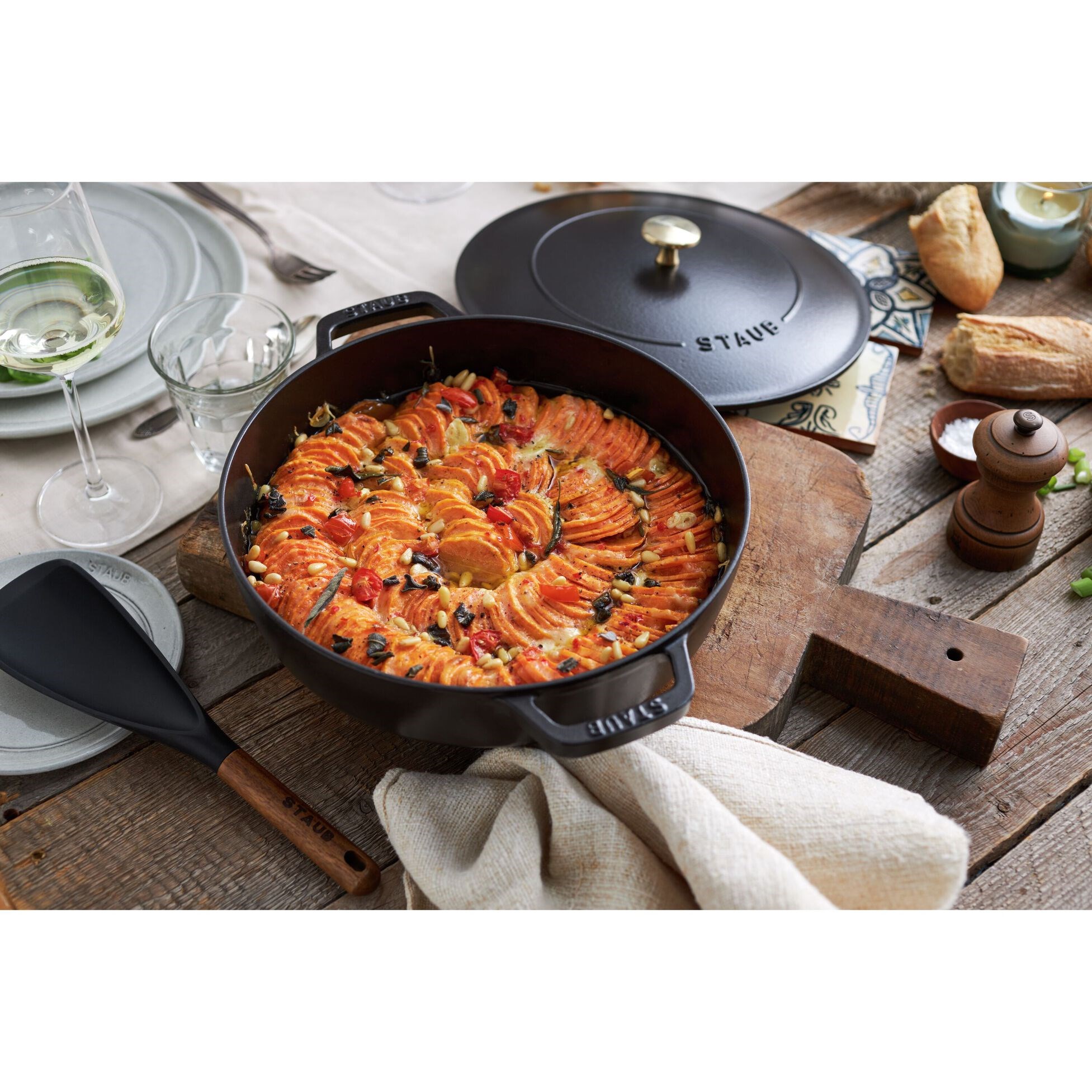 Kastrol STAUB se samopodlévací poklicí 24 cm černý 2,4l_0