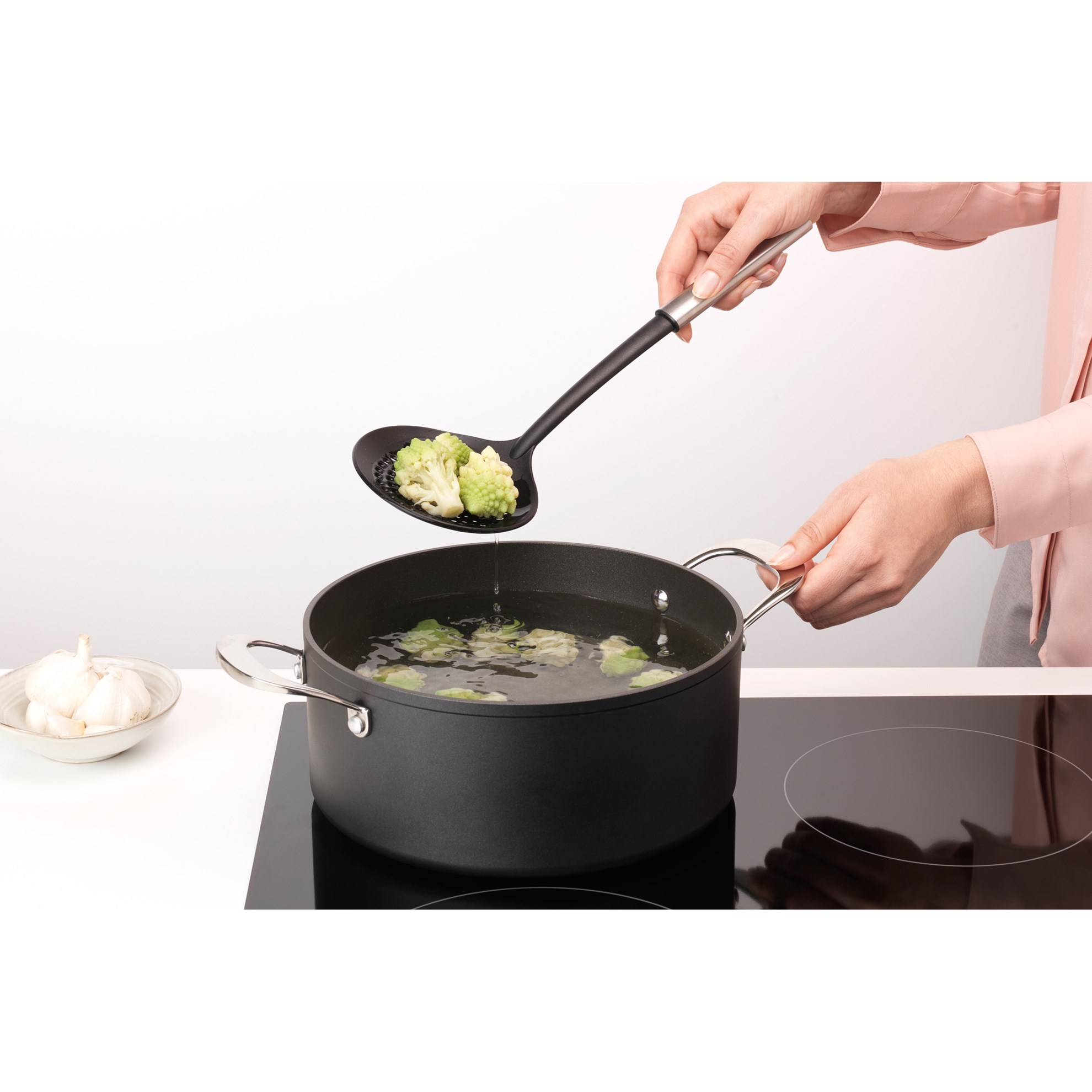 Naběračka na pěnu Brabantia PROFILE D.34,5cm nerezová_0
