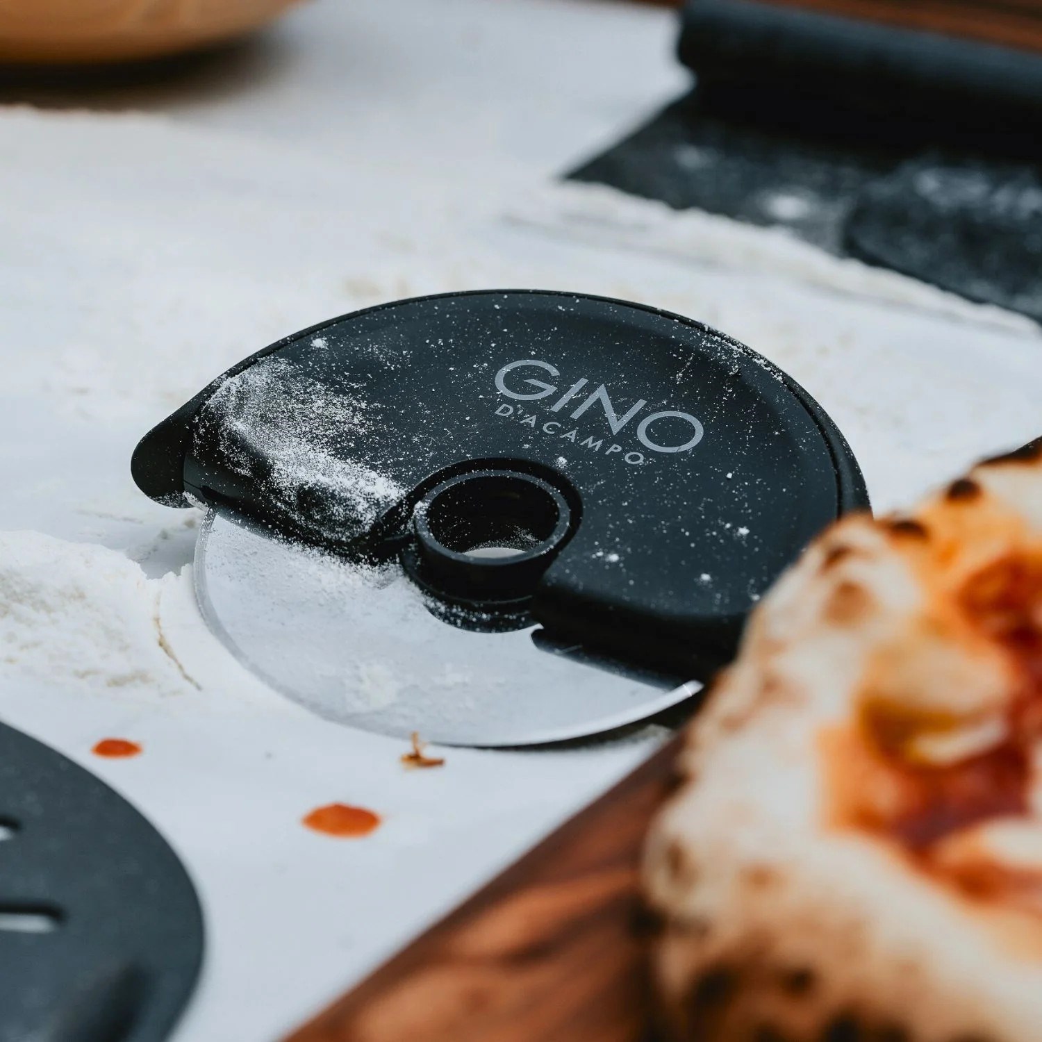 Kotoučový kráječ na pizzu GINO P.10cm černý_0