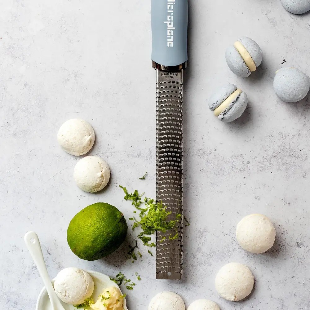 Struhadlo Microplane PREMIUM ZESTER jemné s rukojetí sv. modné_0