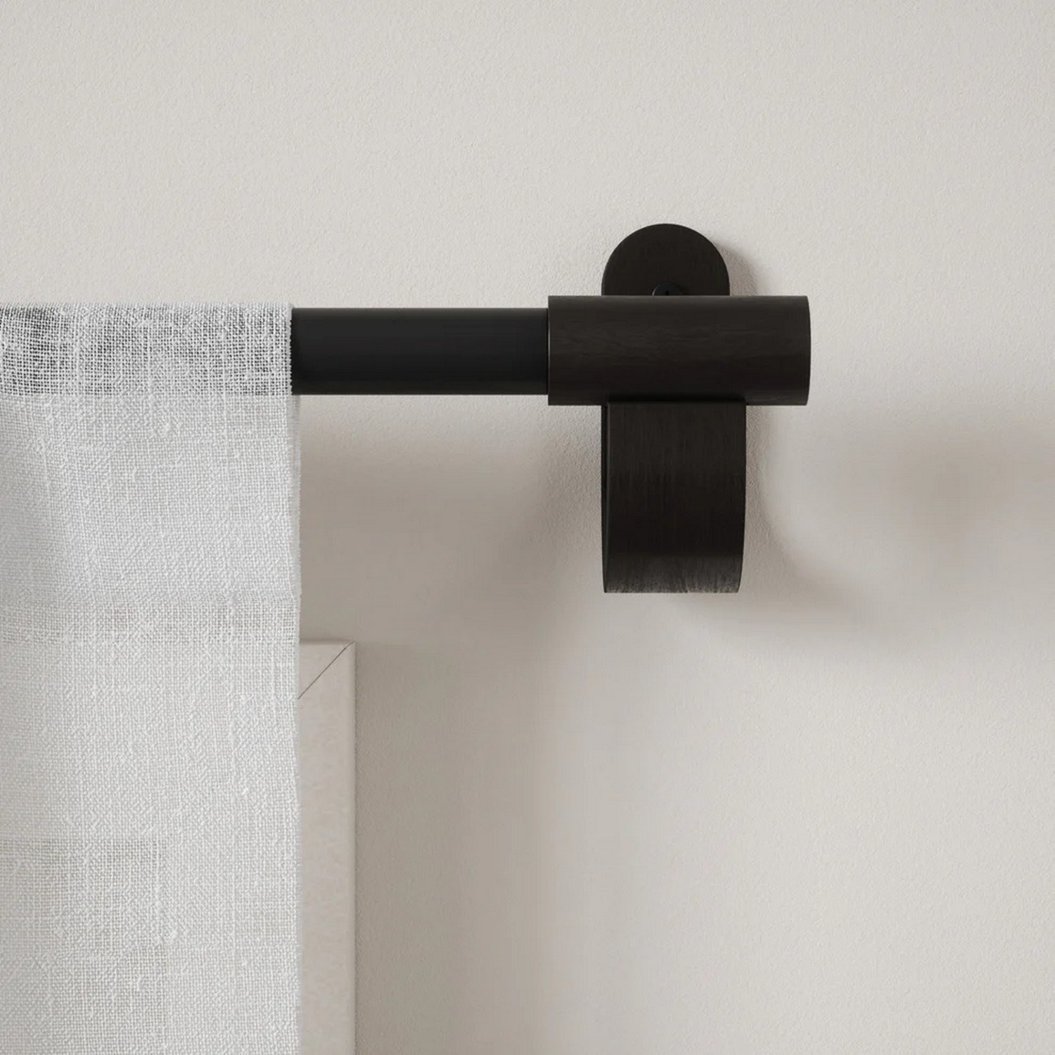 Garnýž Umbra BELLWOOD s dřevěnými koncovkami 107-305 cm černá matná_0