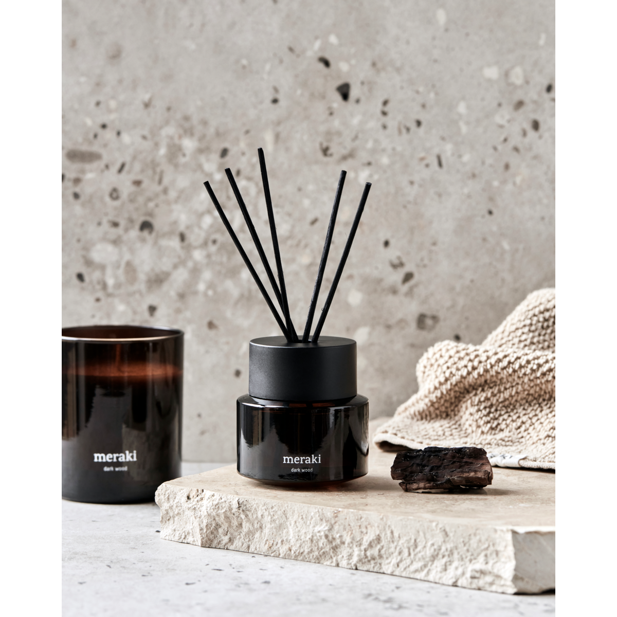 Vonný difuzér Meraki DARK WOOD 100 ml černý_0