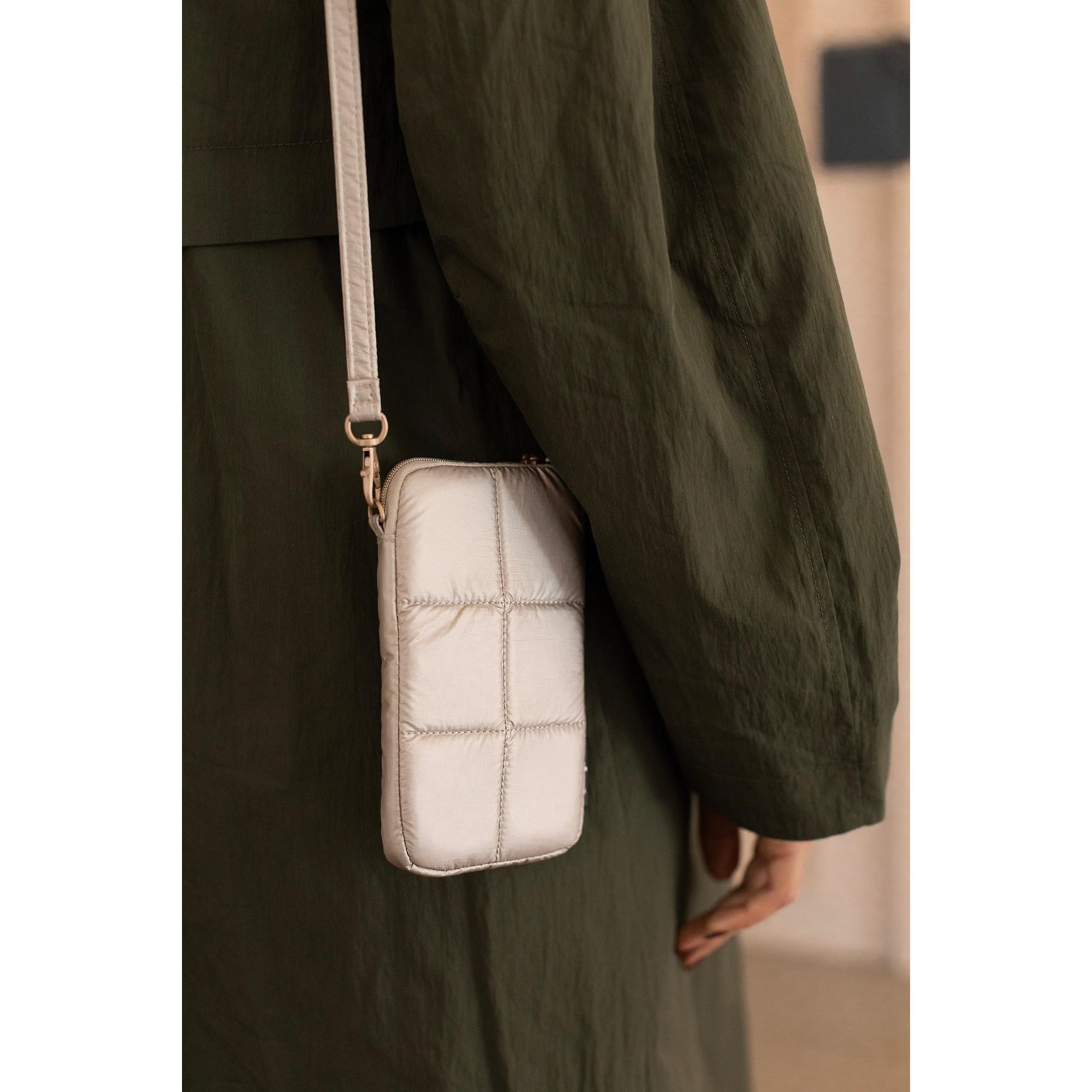 Prošívané pouzdro na telefon Tinne + Mia LUCE greige gold_1