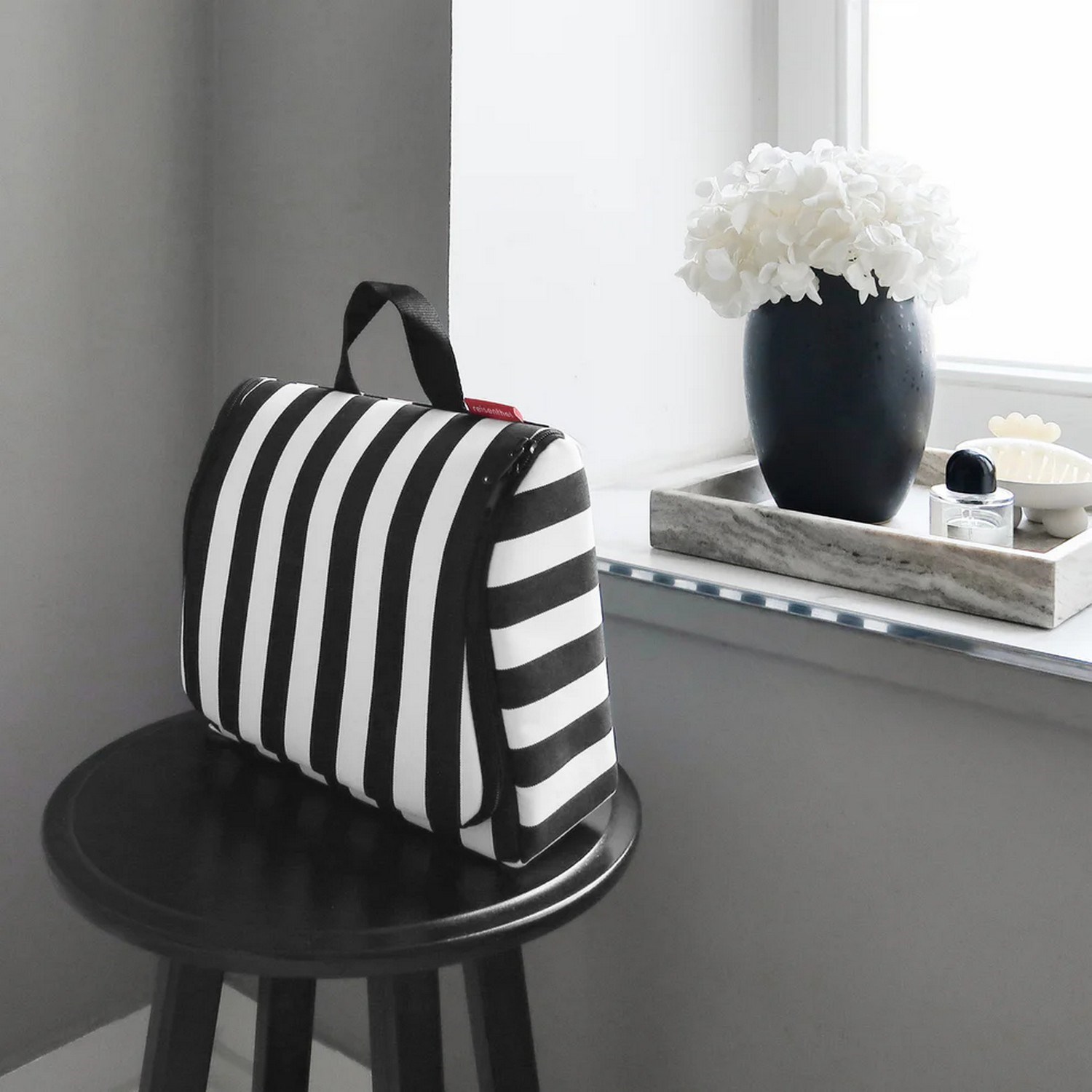 Toaletní taška Reisenthel Toiletbag XL summerstripes black_0