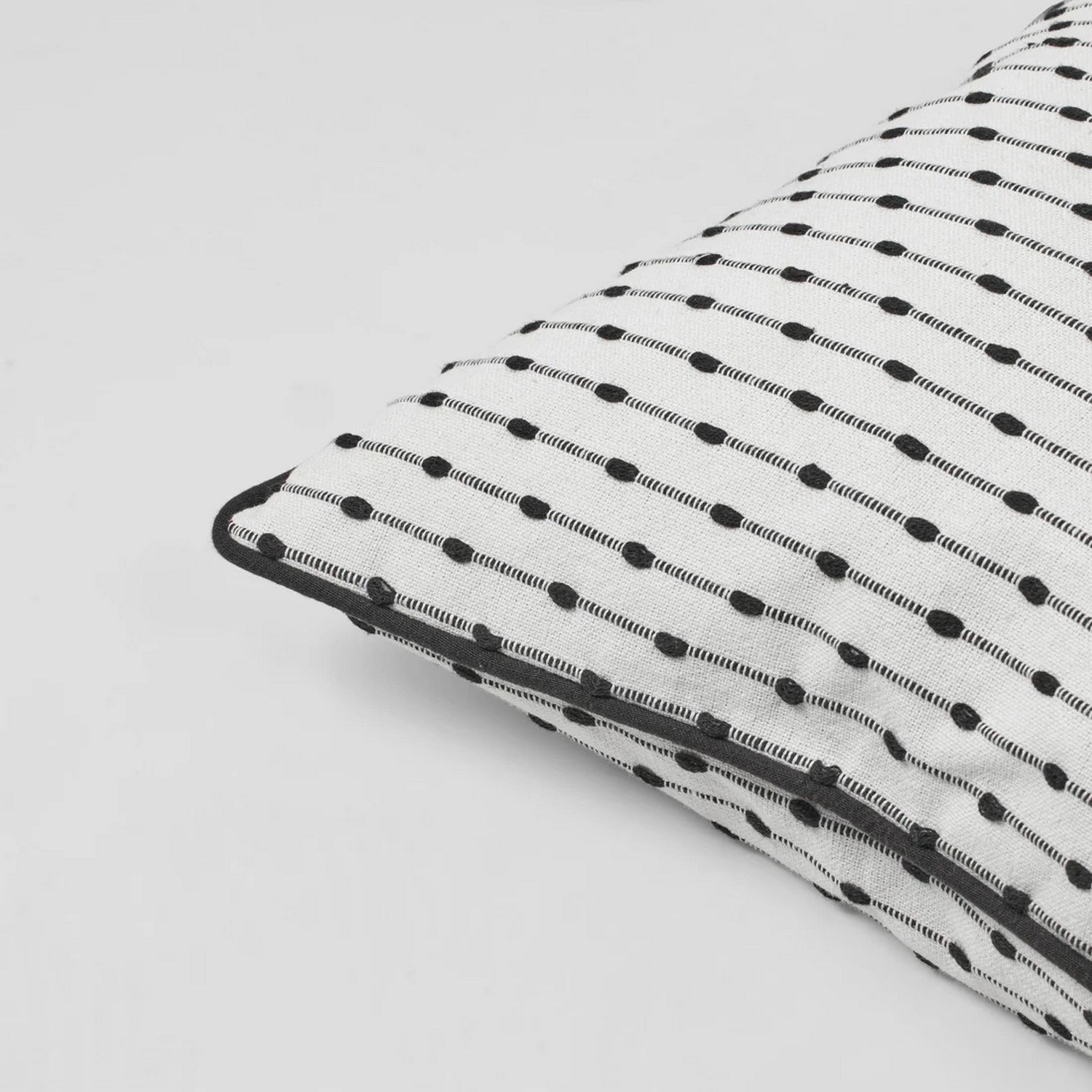 Povlak na polštář Broste SUE 50x50 cm bíločerný_1